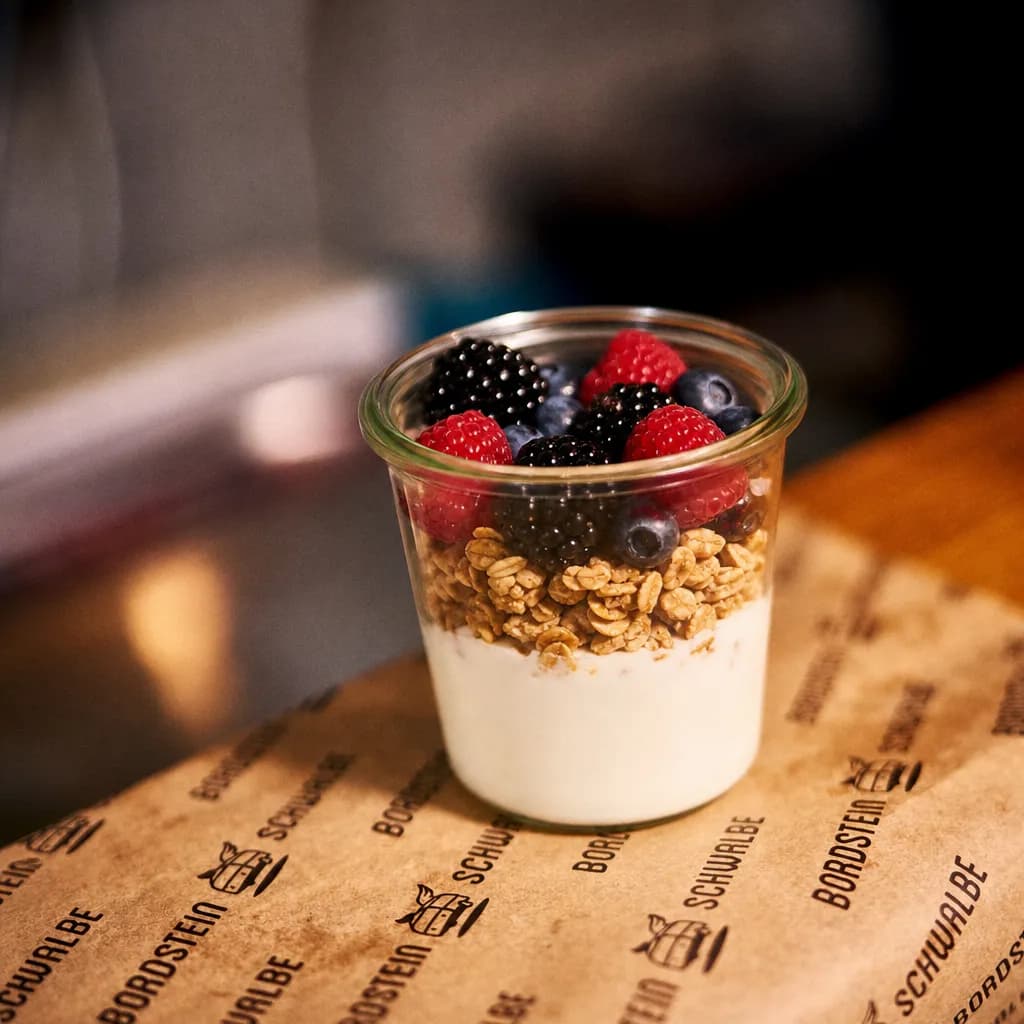Skyr mit Granola und Beeren